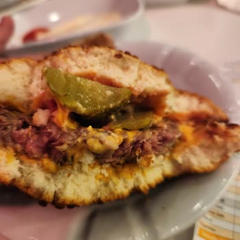 Çocuklarımın Sağlığı Tehlikede: Pişmemiş Burger Skandalı