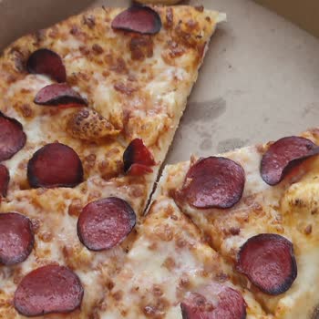 Terra Pizza Yanmış Sucuklu Pizza Ve Yetersiz Çözüm!