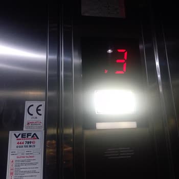 Hamile Halimle Asansörde Mahsur Kalıyorum