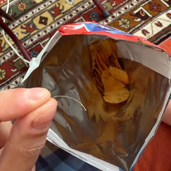 Ruffles Cips Paketinde Hijyen Skandalı: Plastik İplik Şoku