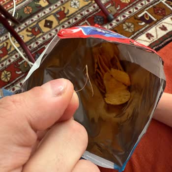 Ruffles Cips Paketinde Hijyen Skandalı: Plastik İplik Şoku