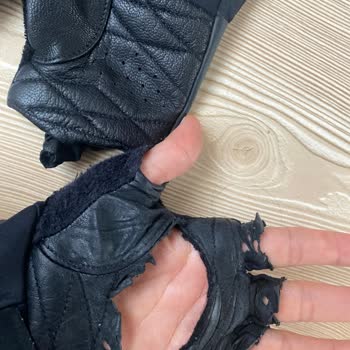 Under Armour Eldivenlerde Deri Kalitesi Sorunu