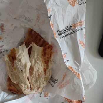 Çenberlitaş Börekçisi İçi Boş Ve İçinden Garip Şeyler Çıkan Kıymalı Pide Satıyor