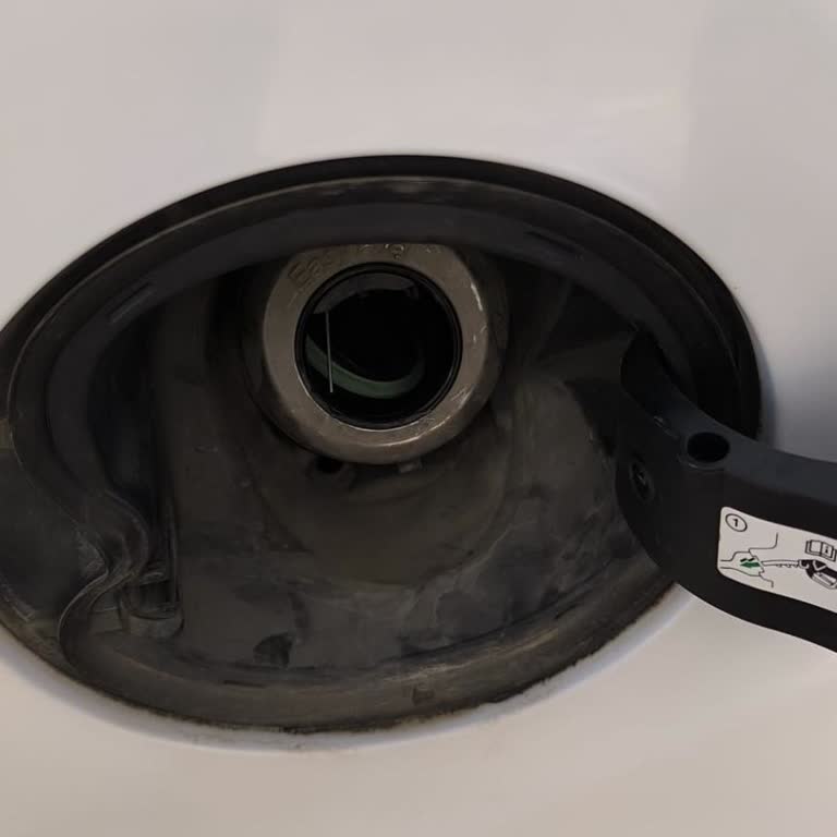 Yakıt Alımında Kırılan Benzin Kapağı Ve İlgisizlik