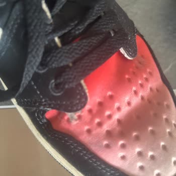 Özel Seri Nike Ayakkabıda Beklenmedik Yırtılma Ve Deformasyon