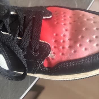 Özel Seri Nike Ayakkabıda Beklenmedik Yırtılma Ve Deformasyon