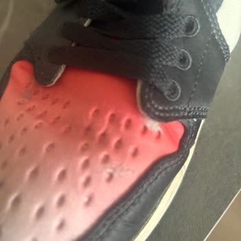 Özel Seri Nike Ayakkabıda Beklenmedik Yırtılma Ve Deformasyon