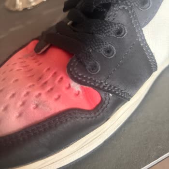 Özel Seri Nike Ayakkabıda Beklenmedik Yırtılma Ve Deformasyon