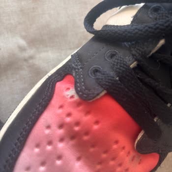 Özel Seri Nike Ayakkabıda Beklenmedik Yırtılma Ve Deformasyon