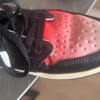 Özel Seri Nike Ayakkabıda Beklenmedik Yırtılma Ve Deformasyon