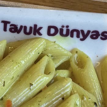 Alaçatı Tavuk Dünyası'nda Hayal Kırıklığı: Kıl Çıkan Makarna Ve Bayat Ekmekler