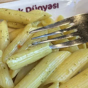 Alaçatı Tavuk Dünyası'nda Hayal Kırıklığı: Kıl Çıkan Makarna Ve Bayat Ekmekler