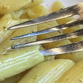 Alaçatı Tavuk Dünyası'nda Hayal Kırıklığı: Kıl Çıkan Makarna Ve Bayat Ekmekler