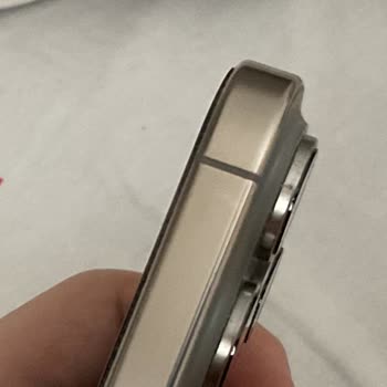 Media Markt'tan Aldığım İphone 16 Pro'da Renk Atması Sorunu