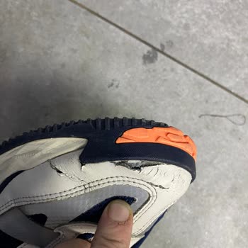 Adidas Ayakkabının Beklenmedik Yırtılması