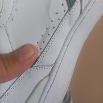 İki Günlük Ayakkabıda Çizikler Ve Açılmalar