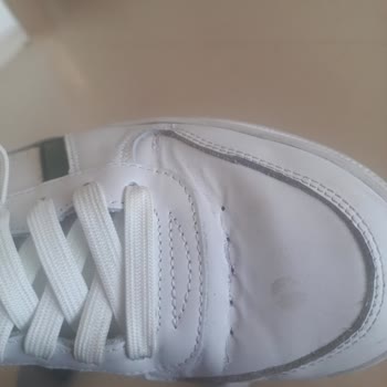 İki Günlük Ayakkabıda Çizikler Ve Açılmalar