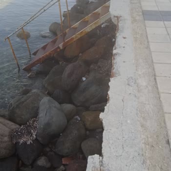 Çandarlı Sahilinde Tehlike: Kırık Ve Paslı Yapılar