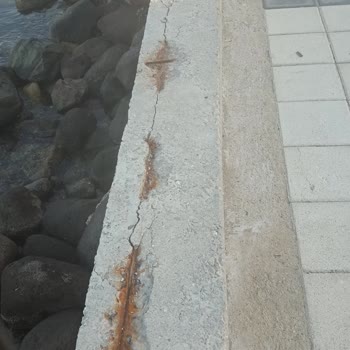 Çandarlı Sahilinde Tehlike: Kırık Ve Paslı Yapılar