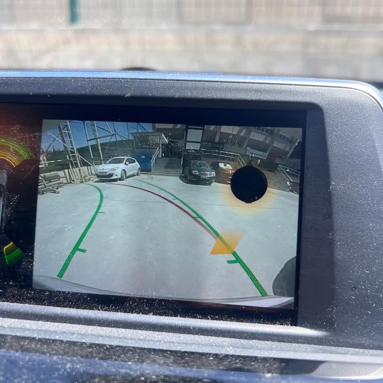 BMW X1 Ekranında Kendiliğinden Oluşan Leke Sorunu