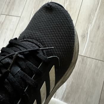 Adidas Ayakkabının 4 Ayda Yıpranması Şaşkınlık Yarattı