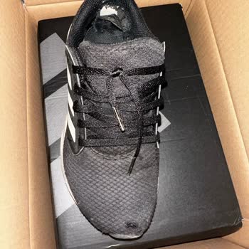 Adidas Ayakkabının 4 Ayda Yıpranması Şaşkınlık Yarattı