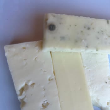 Kahvaltıda Küflü Peynir Ve İlgisizlik