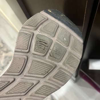 Skechers Ayakkabının Tabanı 6 Ayda Yarılmaya Başladı