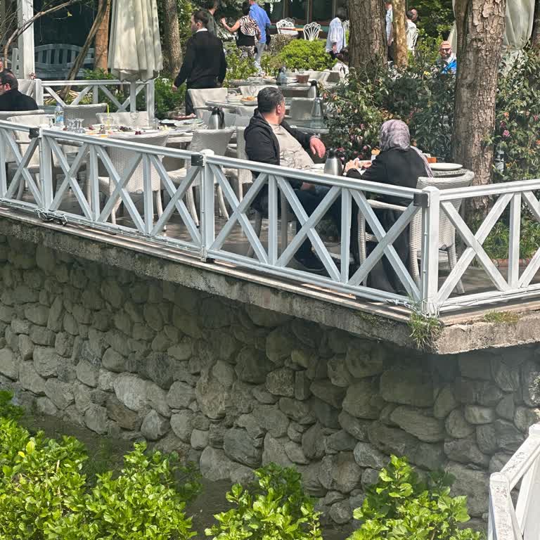 Garsonun Tavrı Ve Yemek Servisi Sorunu