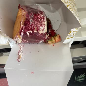 Yemeksepeti Dökülmüş Pasta Ve Yetersiz Çözüm