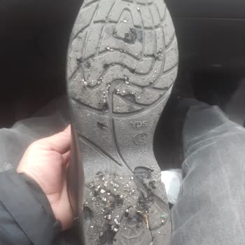 YDS Boots Ayakkabı 1 Defa Giydim Tabanı Eridi Parçalandı