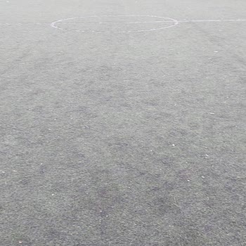 Yıpranmış Halı Saha Tehlike Saçıyor!