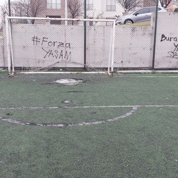 Yıpranmış Halı Saha Tehlike Saçıyor!