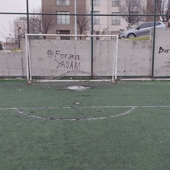 Yıpranmış Halı Saha Tehlike Saçıyor!