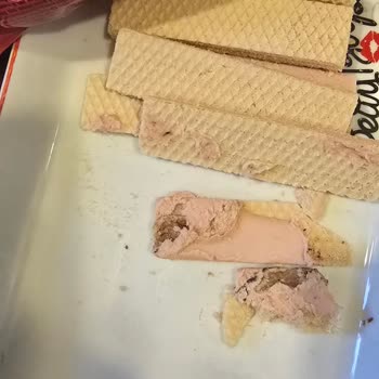 Eti Çikolatalı Gofrette Yabancı Madde Şoku