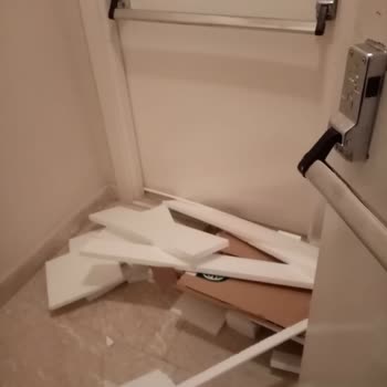 Yangın Çıkışına Saklanan Çöpler Ve Yamuk TV Ünitesi
