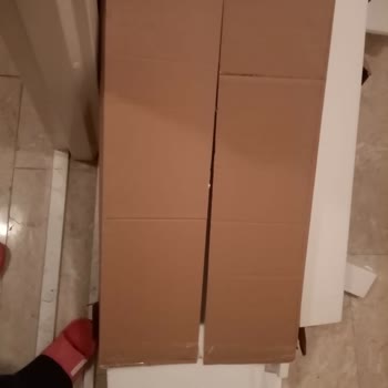 Yangın Çıkışına Saklanan Çöpler Ve Yamuk TV Ünitesi