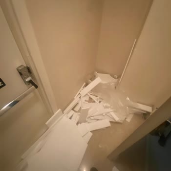 Yangın Çıkışına Saklanan Çöpler Ve Yamuk TV Ünitesi