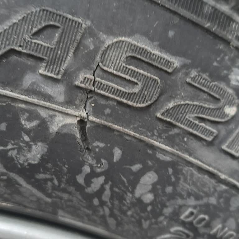 Eksperden Sonra Fark Edilen Tehlikeli Lastik Yarığı