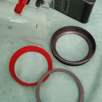 Dyson V15 Süpürge Toz Haznesi Sorunu: Kırmızı Lastik Ve Kapak Yerine Takılamıyor