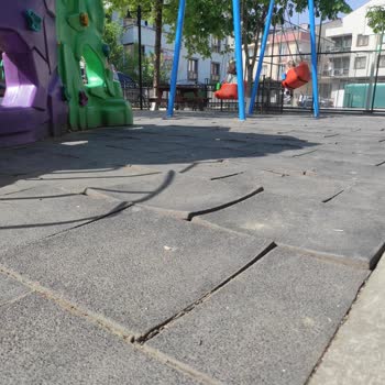 Parkta Güvenlik Ve Hijyen Eksiklikleri Çocukları Tehlikeye Atıyor