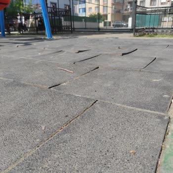 Parkta Güvenlik Ve Hijyen Eksiklikleri Çocukları Tehlikeye Atıyor