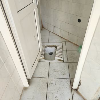 Gençlik Parkı Tuvaletleri Hâlâ Pis Ve İlgisiz