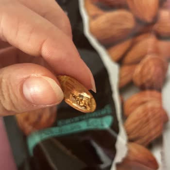 Kurtlu Badem Skandalı: Harras Markası Güven Sarsıyor