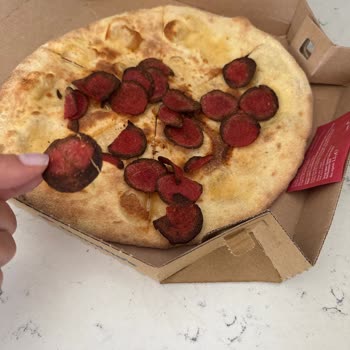 Yanmış Sucuk Ve İlgisiz Hizmet