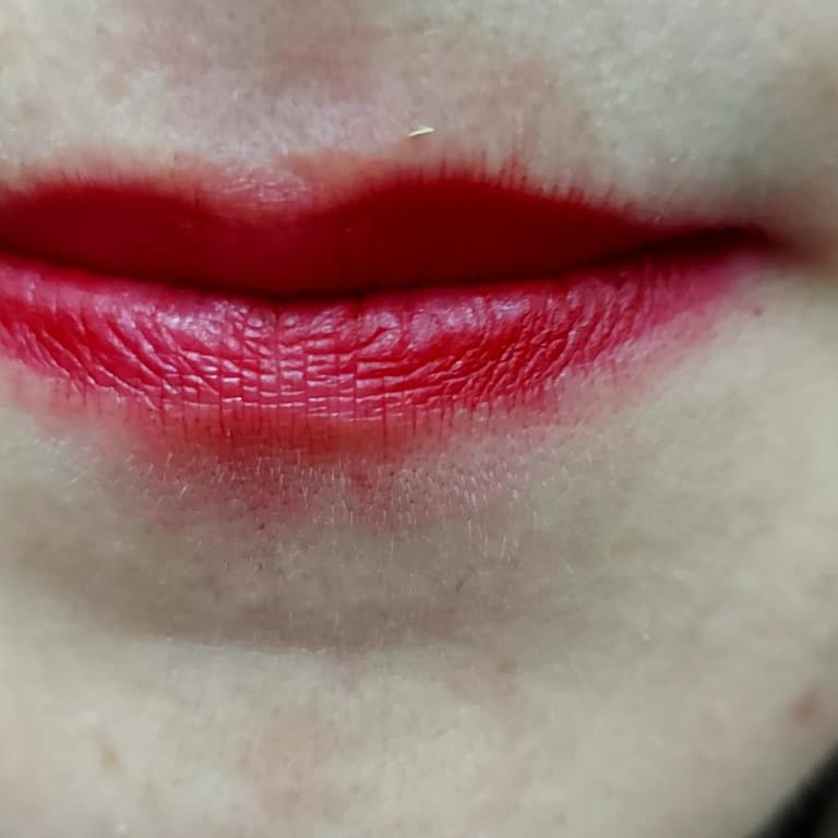 Yves Rocher Likit Ruj Dudak Çizgilerine Doluyor