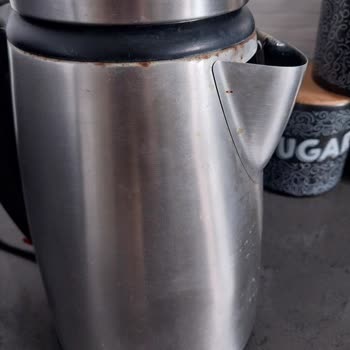 Paslanan Çay Makinesi Ve Yetersiz Servis Hizmeti