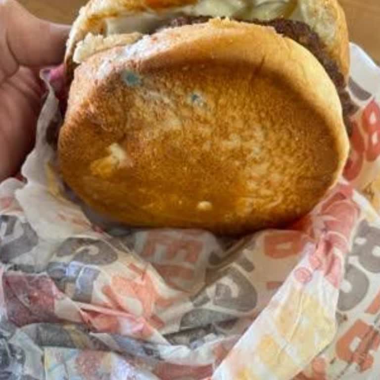 Küflü Hamburger Ekmekleriyle Şok Oldum