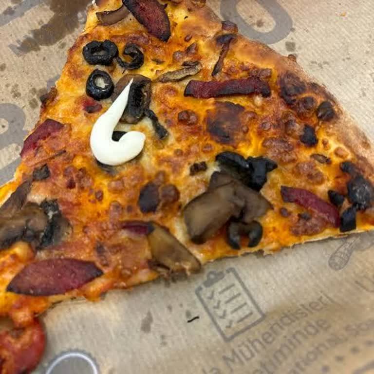 Sbarro Yanmış Pizza ve İlgisiz Çalışanlar