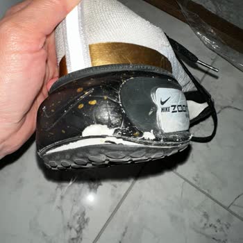 Kaliteli Marka Nike Ayakkabıda Beklenmedik Sorunlar Ve Mağaza İlgisizliği